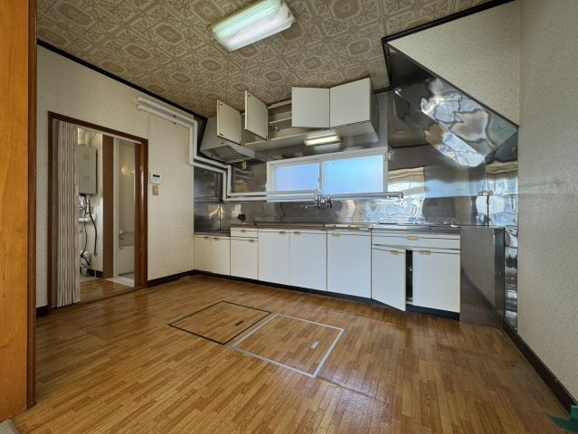 【釧路市桜ケ岡】角地で陽当り良好！駐車3台可＆ボイラー交換済の広々4LDKのキッチン|使い勝手の良い壁付けキッチン。洗面室への動線も近く家事楽々。