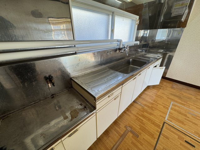 【釧路市桜ケ岡】角地で陽当り良好！駐車3台可＆ボイラー交換済の広々4LDKのキッチン|【機能的な調理スペース】窓があり、換気や明るさも確保。