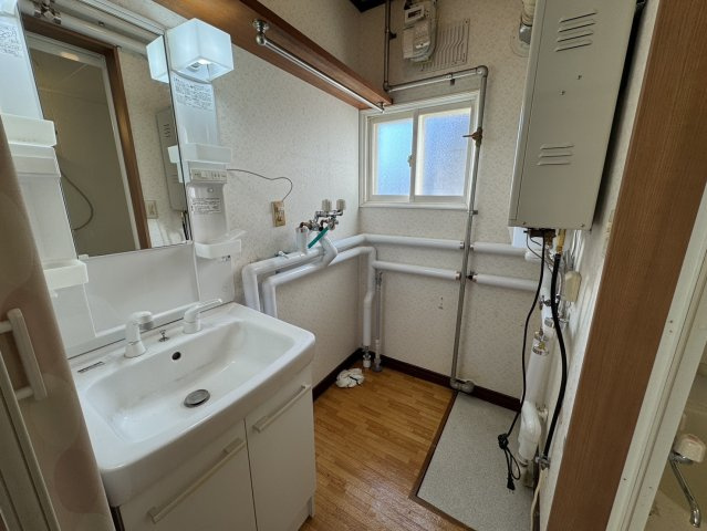 【釧路市桜ケ岡】角地で陽当り良好！駐車3台可＆ボイラー交換済の広々4LDKの独立洗面台|明るい日差しが差し込む洗面室。忙しい朝の準備もスムーズに。