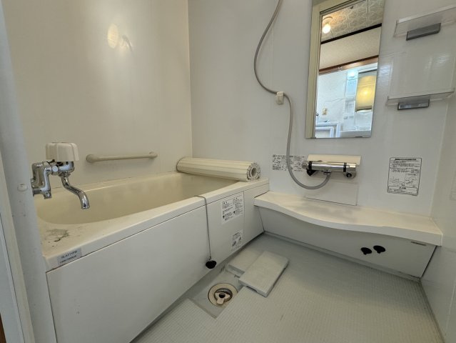 【釧路市桜ケ岡】角地で陽当り良好！駐車3台可＆ボイラー交換済の広々4LDKの浴室|清潔感のあるユニットバス。手すり付きで家族全員が安心の設計。