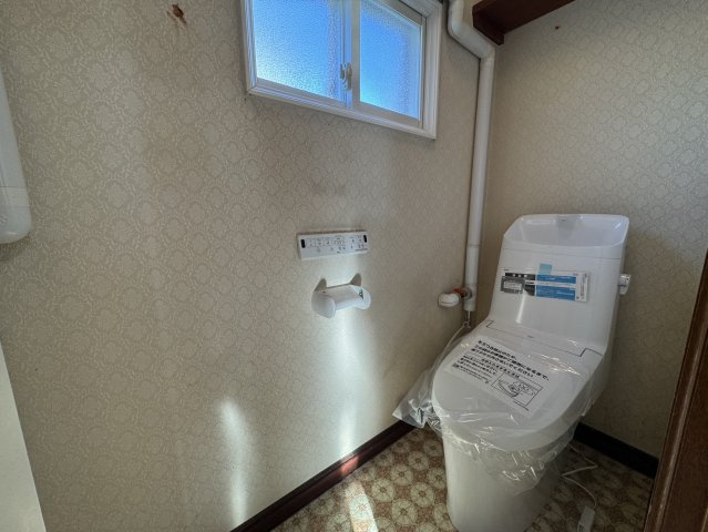 【釧路市桜ケ岡】角地で陽当り良好！駐車3台可＆ボイラー交換済の広々4LDKのトイレ|毎日使う場所だから清潔に。窓付きで通気性に優れた快適トイレ。