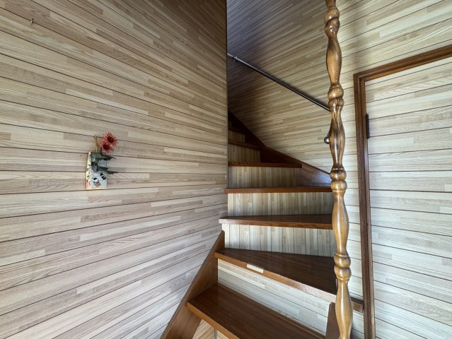 【釧路市桜ケ岡】角地で陽当り良好！駐車3台可＆ボイラー交換済の広々4LDKのその他|木の温もり感じる階段。手すり付きで、ご年配の方や子様も安心。