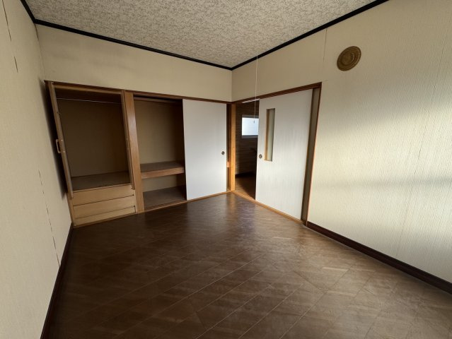 【釧路市桜ケ岡】角地で陽当り良好！駐車3台可＆ボイラー交換済の広々4LDKの洋室|寝室や子供部屋に最適。収納スペースたっぷりの広々とした洋室。