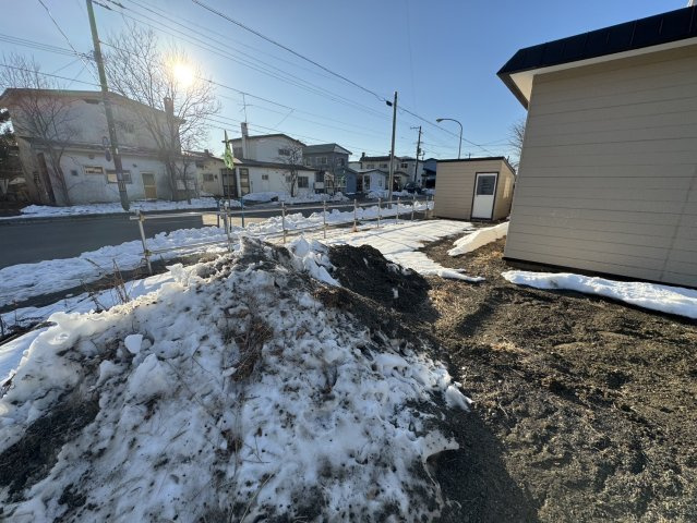 【釧路市桜ケ岡】角地で陽当り良好！駐車3台可＆ボイラー交換済の広々4LDKの庭|広々とした庭は駐車スペースの拡張や、物置の増設にも最適。