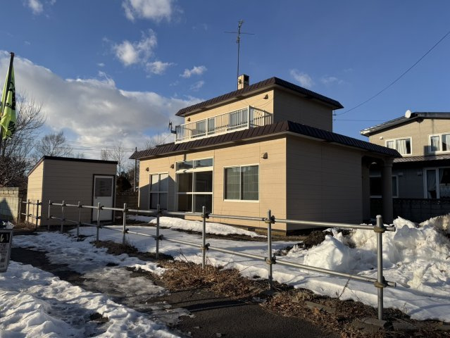 【釧路市桜ケ岡】角地で陽当り良好！駐車3台可＆ボイラー交換済の広々4LDKの外観|南向きの大きな窓で明るい室内。便利な物置付きのゆとりある庭。