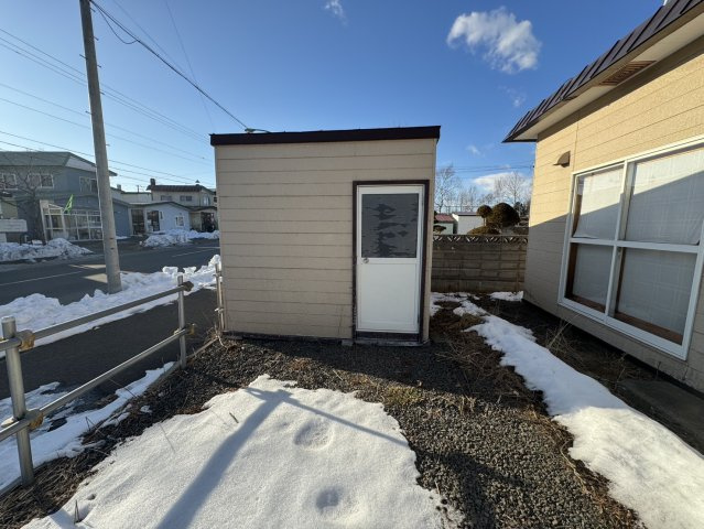 【釧路市桜ケ岡】角地で陽当り良好！駐車3台可＆ボイラー交換済の広々4LDKの庭|便利な外物置付き。タイヤや除雪用具、趣味の道具もスッキリ。