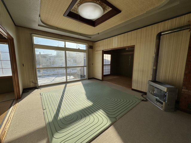 【釧路市桜ケ岡】角地で陽当り良好！駐車3台可＆ボイラー交換済の広々4LDKの居間・リビング|大きな窓から陽光が降り注ぐ、開放感あふれる明るいリビング。