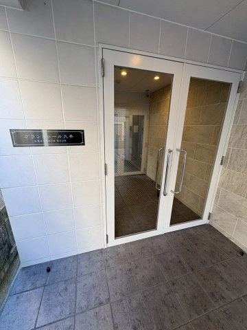 大阪市西区九条１丁目の賃貸マンションのエントランス