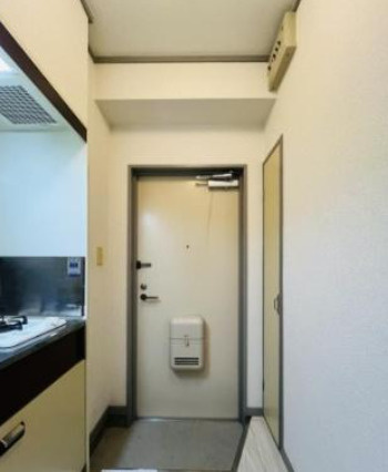 大阪市住吉区苅田9丁目　一棟収益マンションの玄関