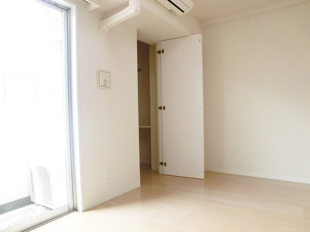 エクシム西巣鴨の洋室|白を基調をした床材です