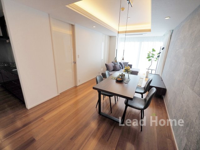 【居間・リビング】 | パークコート赤坂桜坂 | 南西向きの明るいLDK（約16.8帖）