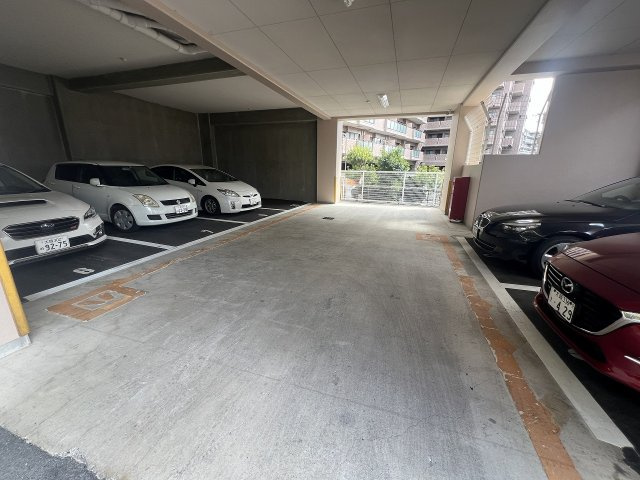 フロウスリーブ西村１番館の駐車場