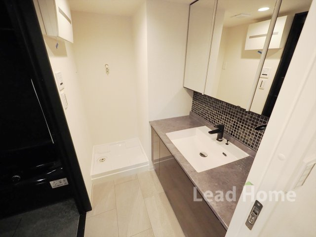 【独立洗面台】 | コープ高輪 | 三面鏡付きの洗面台。