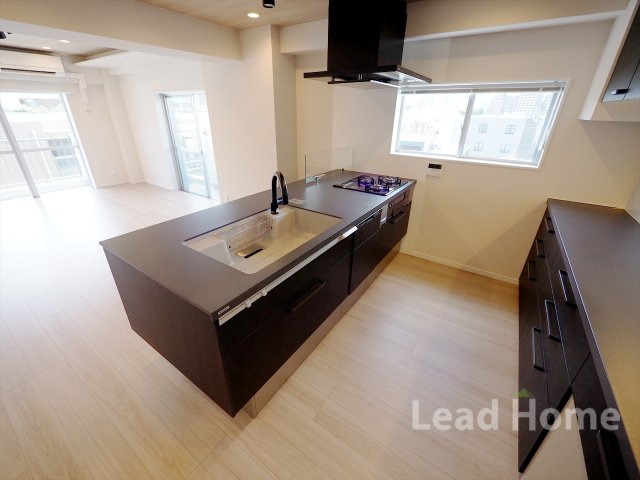 【キッチン】 | コープ高輪 | ご家族との会話が弾む対面式システムキッチン。