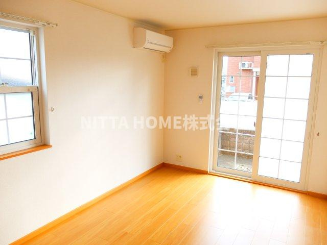 ハーティープレイスＢの内装|小窓付きで風通しも良いですね！