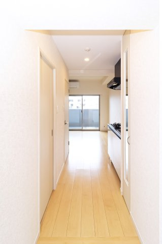 サヴォイレトワールセレステ　9階の玄関|別号室のものになります。現状優先。
フローリングは白になります。