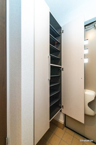 メゾンラテ稲葉の玄関