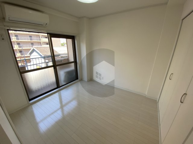 ラムール布施の洋室