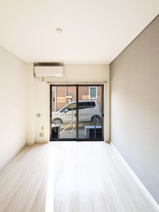 シルバーコート中落合の居間・リビング|フローリングの洋室です☆