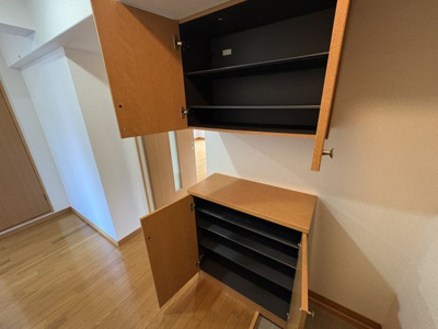【玄関】 | リバーサイドレジデンス | 玄関にはシューズＢＯＸを完備♪