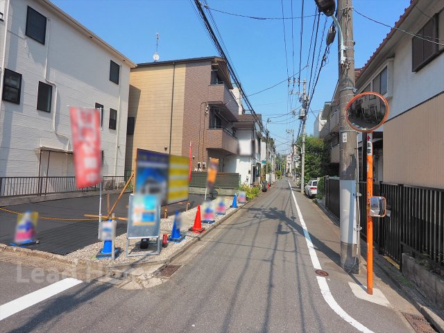 【前面道路含む現地写真】 | 港区南麻布3丁目 | 南側間口約9.8ｍ✕西側約7.3ｍ！陽当たりの良い整形地です。