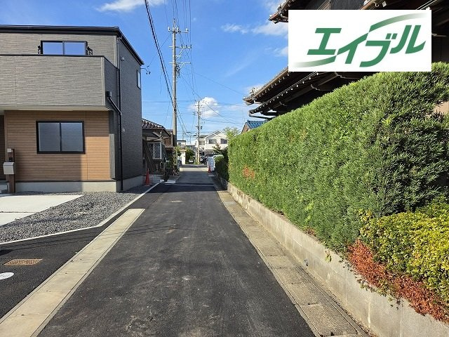 小牧市久保一色南１丁目　新築戸建　３号棟の前面道路含む現地写真