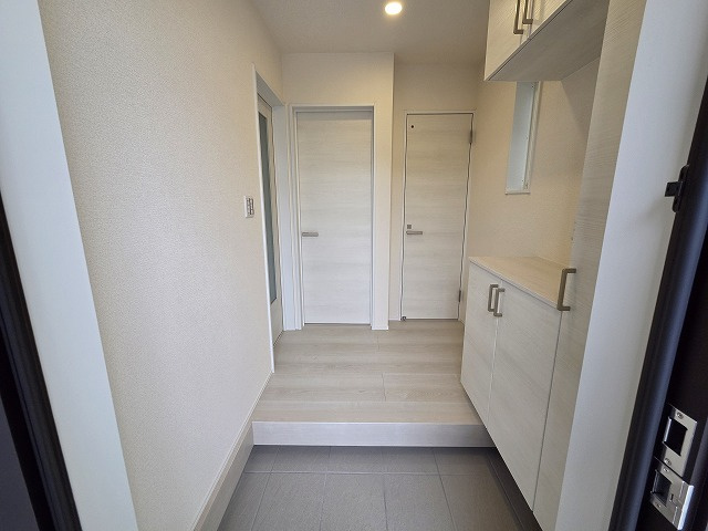 小牧市久保一色南１丁目　新築戸建　３号棟の玄関|ゆったりとした玄関です