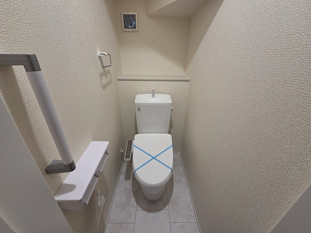 小牧市久保一色南１丁目　新築戸建　５号棟のトイレ|1階のトイレです