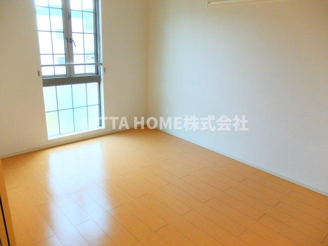 フォンテーヌ柏原Ⅱの子供部屋|きれいなフローリングの室内です☆彡