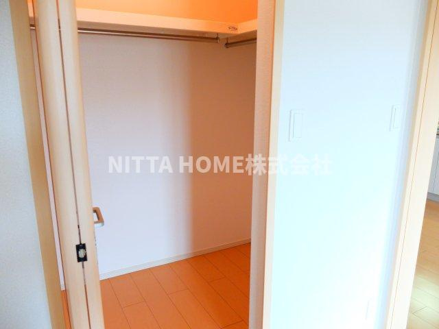 フォンテーヌ柏原Ⅱの収納|こちらの洋室にもウォークインクローゼット☆★