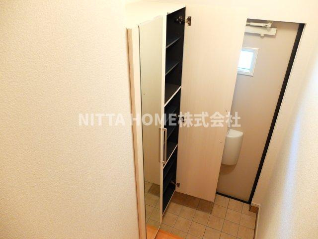 フォンテーヌ柏原Ⅱの玄関|トールサイズのシューズボックを設置◇