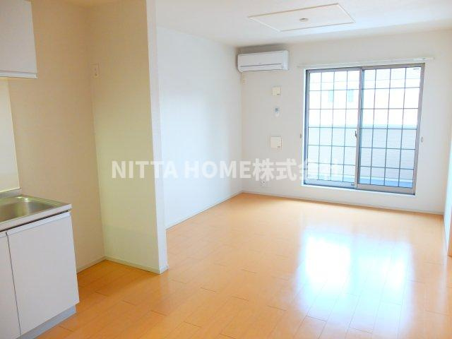 フォンテーヌ柏原Ⅱの内装|日差しが差し込む明るいお部屋です＊