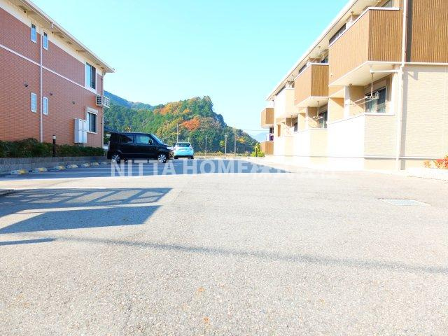 フォンテーヌ柏原Ⅱの駐車場|駐車場は2台分の空きがあります！