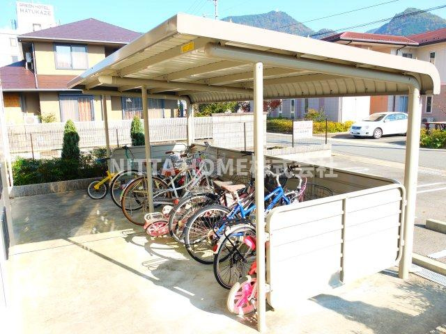 フォンテーヌ柏原Ⅱのエントランス|屋根付きの駐輪場を確保◇