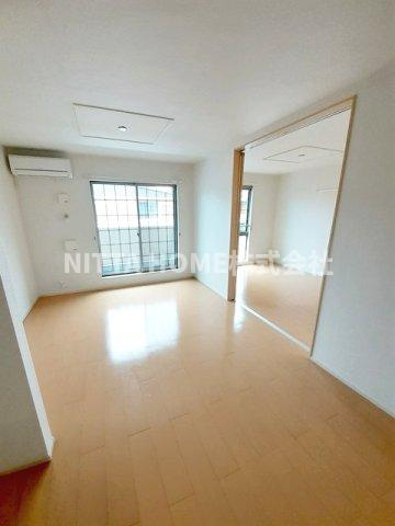 フォンテーヌ柏原Ⅱの居間・リビング|リビング１１．３帖あります◇