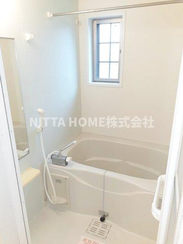 フォンテーヌ柏原Ⅱの浴室|お風呂は小窓が付いており衛生面もバッチリ◎