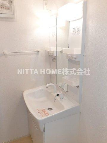 フォンテーヌ柏原Ⅱの洗面所|独立洗髪洗面台が付いています＊