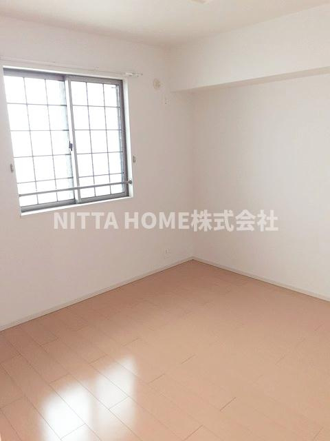 フォンテーヌ柏原Ⅱの居間・リビング|独立した洋室が２室あります◇