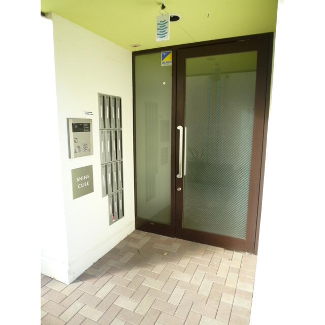 シャイン キューブのエントランス