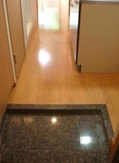 ルーブル中野弥生町弐番館の玄関