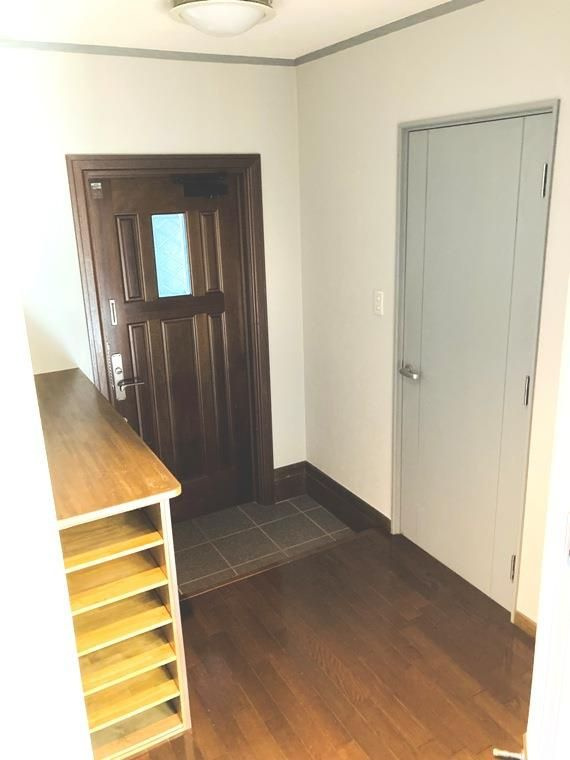 代沢戸建の玄関