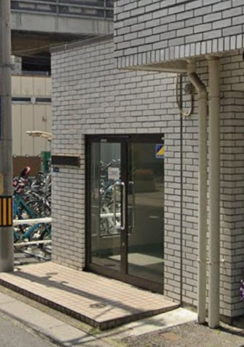 朝霞市西弁財１丁目の賃貸マンションのエントランス