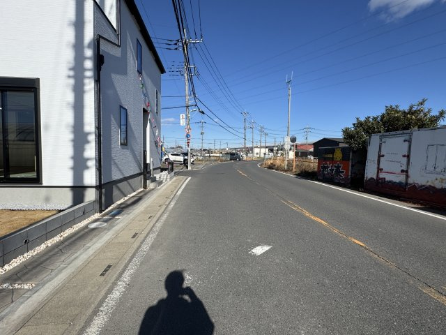 三郷市鷹野５丁目新築戸建【鷹野小学校：7分】の前面道路含む現地写真|東側前面道路・幅員約8ｍ