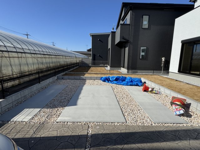 三郷市鷹野５丁目新築戸建【鷹野小学校：7分】の前面道路含む現地写真|駐車スペース・並列2台駐車可