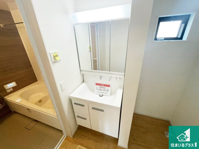 尼崎市水堂町　第1期　新築一戸建ての独立洗面台|清潔感のある洗面台です。フラットな鏡は掃除がしやすく毎日清潔！鏡裏には収納があるのでスッキリとした洗面台が保てます。