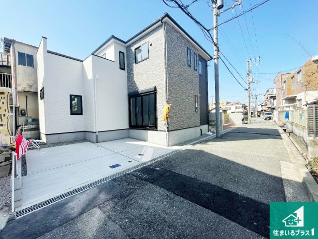 尼崎市水堂町　第1期　新築一戸建ての前面道路含む現地写真|周辺は閑静な住宅街！前面道路広々で車の出し入れも便利です。駐車が苦手な方でも安心して車庫入れできます！