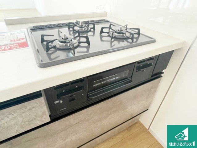 尼崎市水堂町　第1期　新築一戸建ての設備|ダブル高火力Ｓｉセンサー付きコンロ！３口あるので、まとめて料理をする時も大活躍！