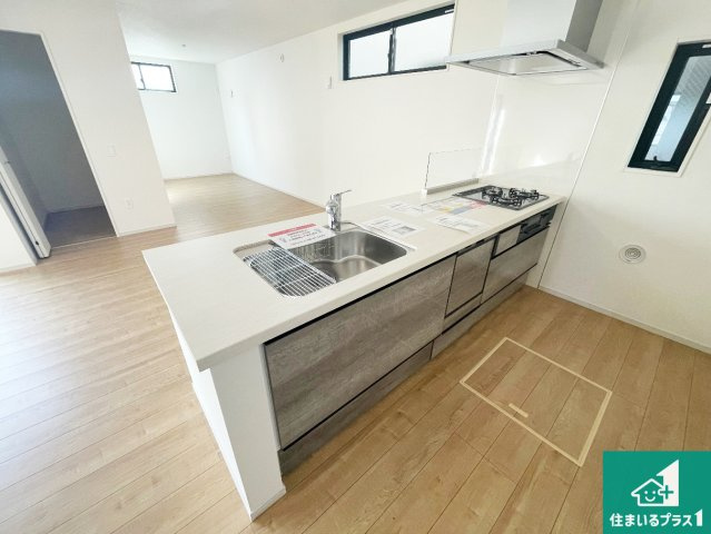 尼崎市水堂町　第1期　新築一戸建てのキッチン|シンプルなリビングは、観葉植物等のインテリアを楽しめますね！パパ好みにも、ママ好みにも家具次第で雰囲気を変えることができます！