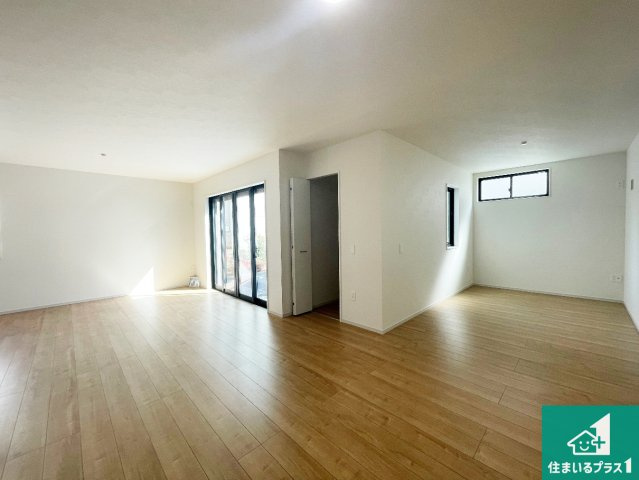 尼崎市水堂町　第1期　新築一戸建ての居間・リビング|明るいリビングで朝の目覚めもスッキリできそう！対面キッチンでご家族のコミュニケーションも自然と増える設計！小さなお子様が遊ぶスペースを作っても広々とくつろげるLDK！