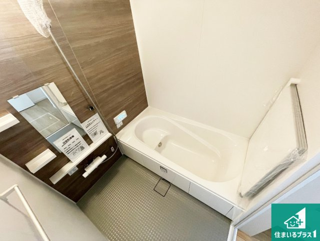 尼崎市水堂町　第1期　新築一戸建ての浴室|足をゆったり伸ばして寛げる浴槽です。窓が設けられていますので差し込む光が明るく穏やかな雰囲気にしてくれます♪浴室乾燥機も設置しているので、雨の日の洗濯物も安心です♪